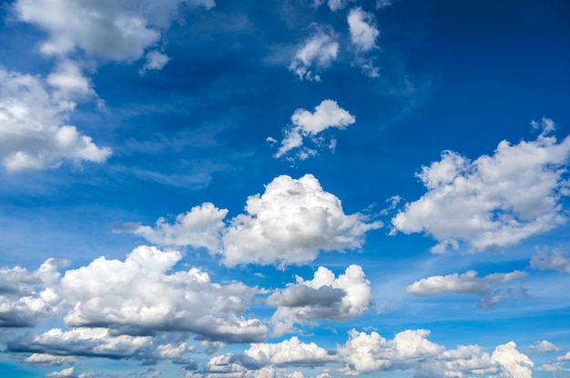 Hintergrund des blauen Himmels mit Wolken