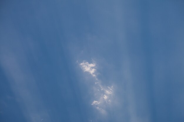 Hintergrund des blauen Himmels mit Wolken.