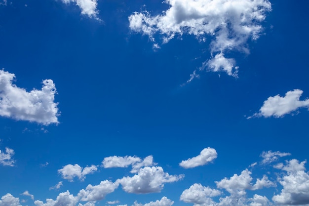 Hintergrund des blauen Himmels mit Wolken