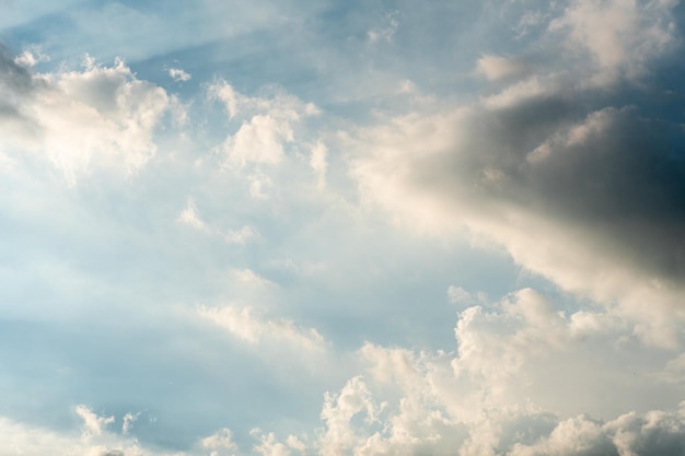 Hintergrund des blauen Himmels mit Wolken