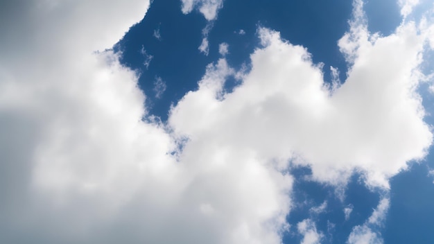 Hintergrund des blauen Himmels mit Wolken