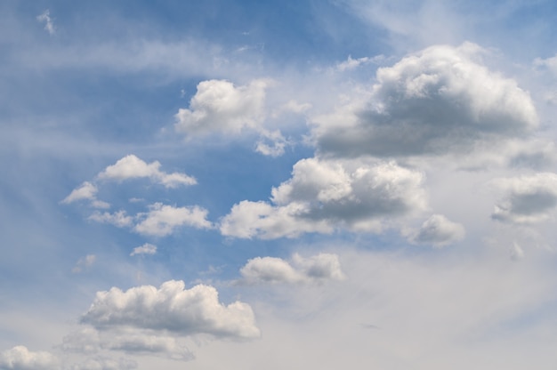 Hintergrund des blauen Himmels mit Wolken