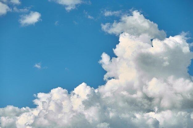 Hintergrund des blauen Himmels. Natürliche Textur nach Regenhimmel. Sommerhintergrundkonzept. Foto in hoher Qualität. Platz kopieren