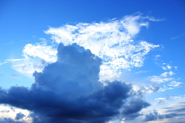 Hintergrund des blauen Himmels Natürliche Textur nach Regenhimmel Wolken in Form von Rose