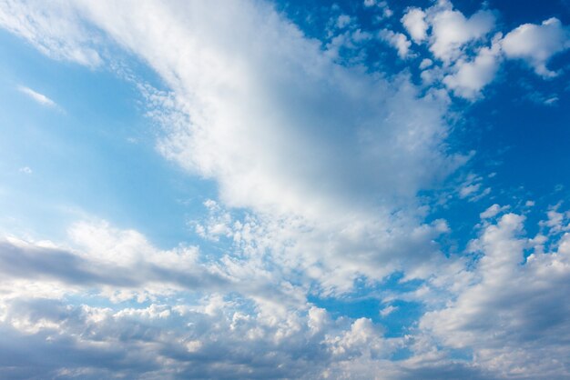 Hintergrund des blauen Himmels und der weißen Wolken