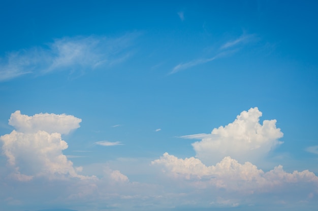 Hintergrund des blauen Himmels und der Wolken