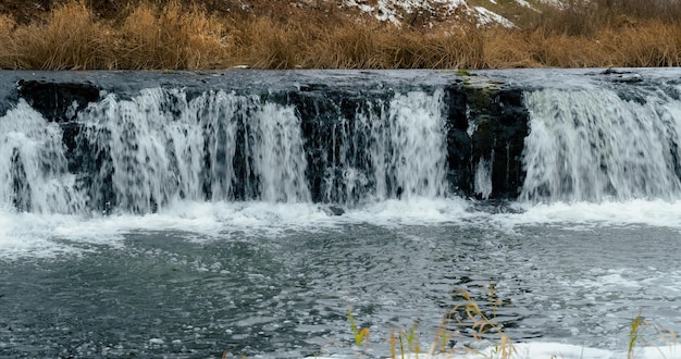 Hintergrund des Flusswasserfalls frieren Wasserfall ein