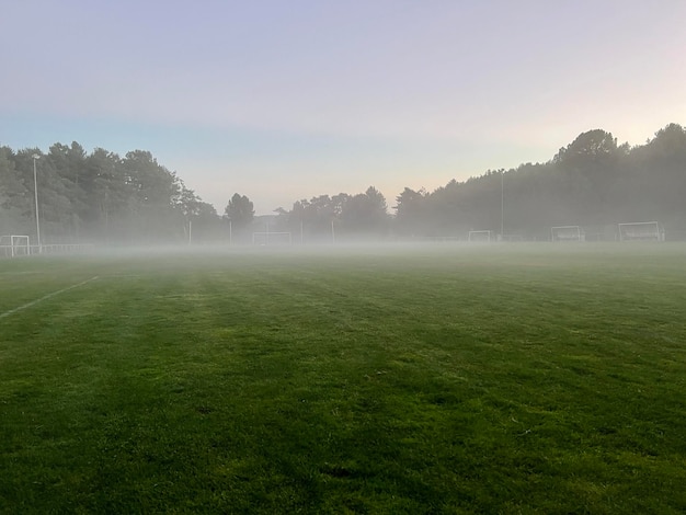 Hintergrund des Fußballplatzes mit Nebel