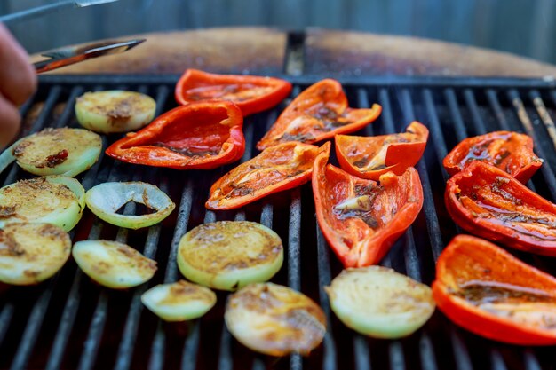 Hintergrund des gegrillten Gemüses auf einem Grill