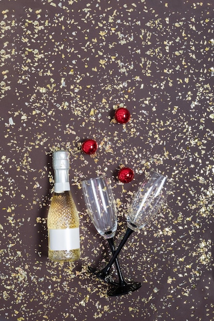 Hintergrund des neuen Jahres mit Sektflaschengläsern und Weihnachtsdekorationen