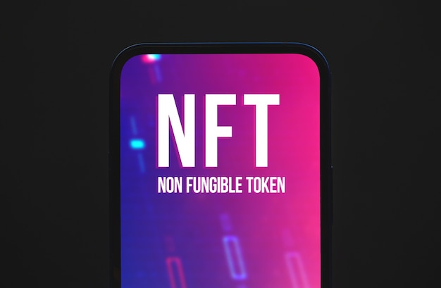 Hintergrund des NFT-nichtfungiblen Token-Konzepts, Logo auf dem Bildschirm des modernen Mobiltelefons, Foto von oben