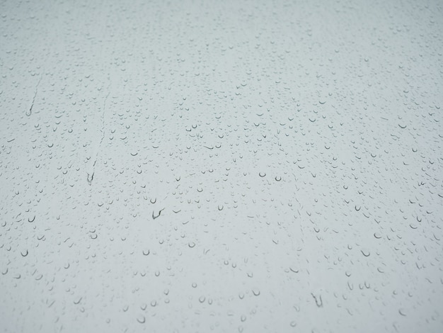 Hintergrund des Regens fällt auf Fensterglas.