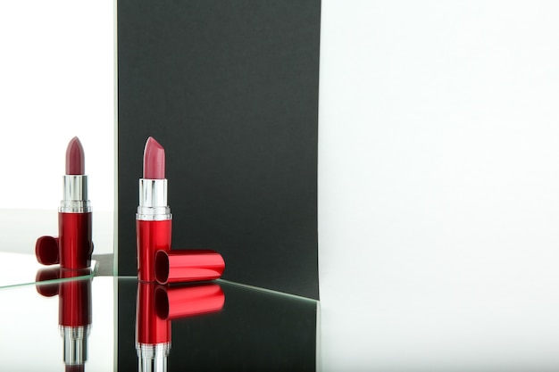 Hintergrund des roten Lippenstifts mit Kopierraum