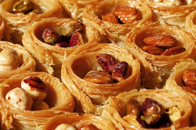 Hintergrund des traditionellen arabischen Dessertbaklava mit Honig und Nüssen