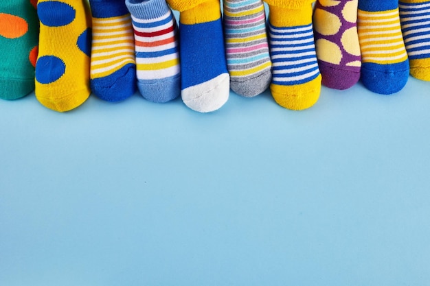 Hintergrund des Welt-Down-Syndrom-Tages Schaukeln Sie Socken