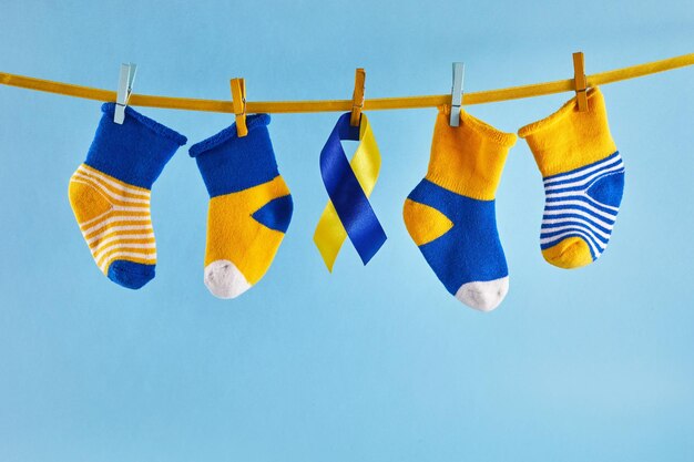 Hintergrund des Welt-Down-Syndrom-Tages Viele Socken