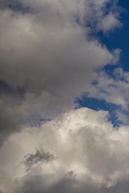 Hintergrund dunkler Wolken vor einem Gewitter