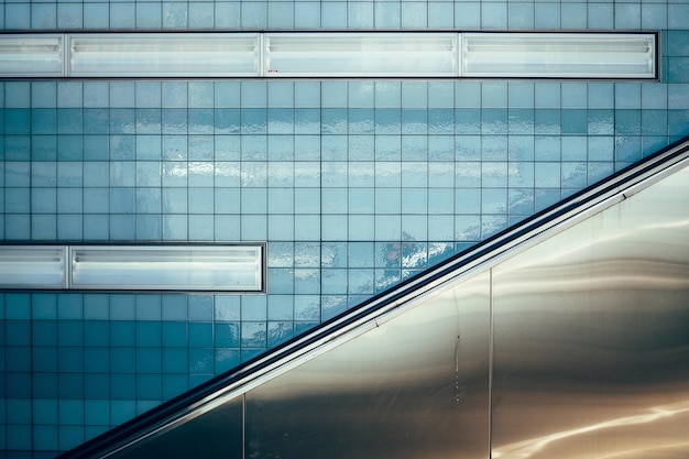 Hintergrund einer U-Bahn-Station-Wand mit Rolltreppe