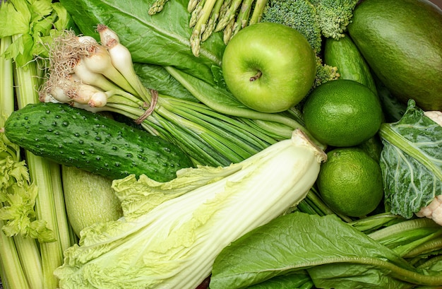 Hintergrund einer Vielzahl von grünen Früchten und Gemüse hautnah