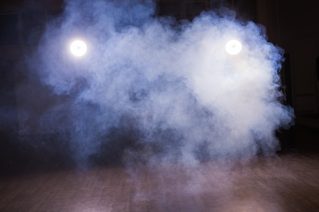 Hintergrund eines leeren Raumes mit Rauch und Licht. Dunkelblauer abstrakter Hintergrund im Tanzunterricht.
