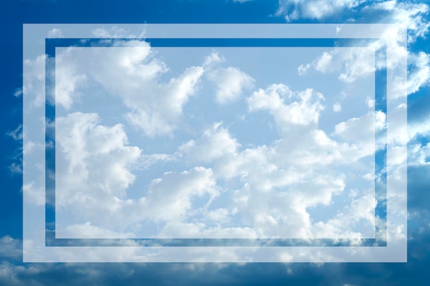 Hintergrund für eine Website oder ein Banner mit sonnigem und bewölktem Himmel. schöner Himmel an einem sonnigen Tag. Bewölkter Himmel