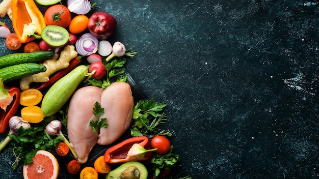 Hintergrund für gesunde Ernährung Frisches Gemüse, Obst und Hühnerfleisch Freier Platz für Ihren Text Rustikaler Stil