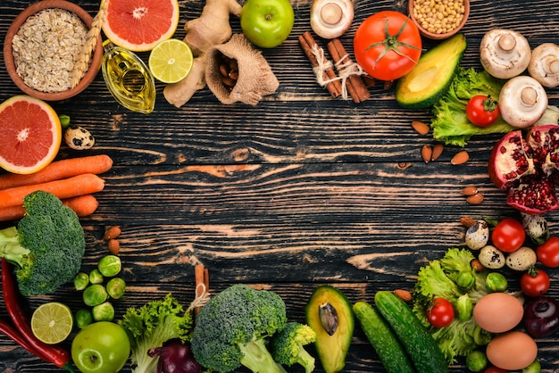 Hintergrund für gesunde Lebensmittel Konzept für gesunde Lebensmittel, frisches Gemüse, Nüsse und Früchte auf einem hölzernen Hintergrund Draufsicht Kopieren Sie Platz