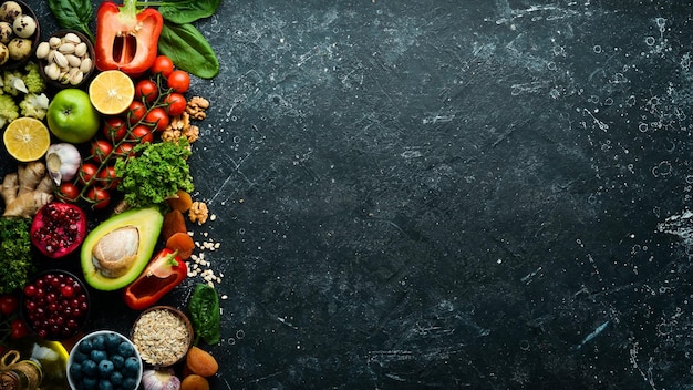 Hintergrund für gesunde Lebensmittel Konzept für gesunde Lebensmittel, frisches Gemüse, Nüsse und Früchte auf einem steinernen Hintergrund, Ansicht von oben, Kopierbereich