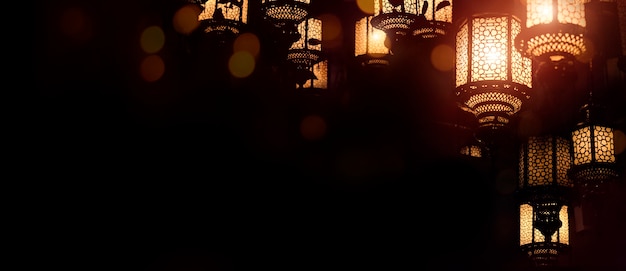Hintergrund für muslimische Feiertage. Eid-Ul-Adha-Festivalfeier. Arabische Ramadan-Laterne. Dekorationslampe auf schwarzem Hintergrund, Kopienraum.