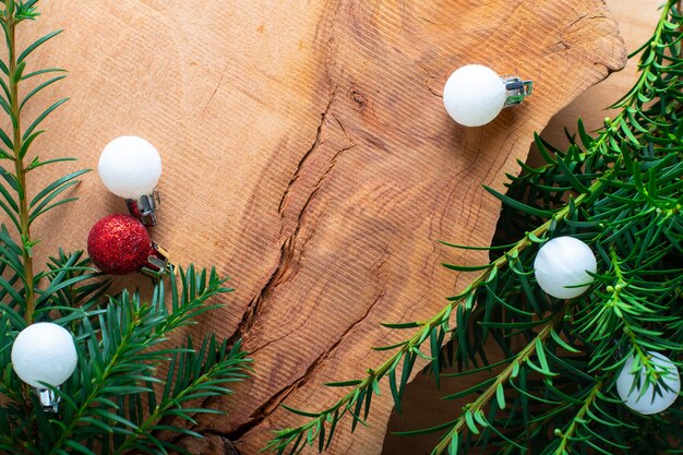 Hintergrund für neues Jahr des Feiertags und Weihnachten durch Kieferbusch- und -funkelnbälle auf Holz