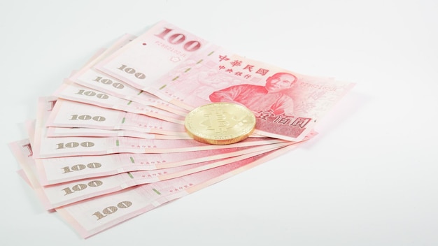 Hintergrund mit Bitcoin-Kryptowährungsmünzen und Taiwan-Dollar Bitcoin-Kryptowährungskonzept Bitcoin BTC virtuelles Geld und Taiwan-Dollar-Banknoten