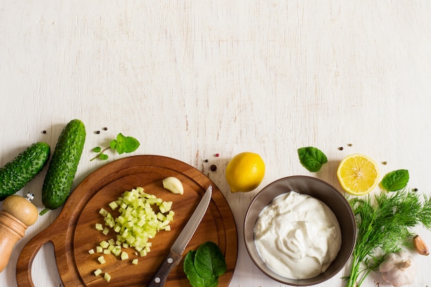 Hintergrund mit den zutaten für das kochen von tzatziki-sauce