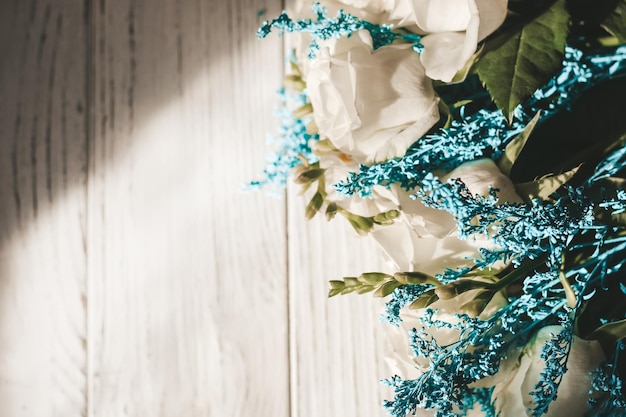 Hintergrund mit einem Blumenstrauß auf weißen Holzbrettern