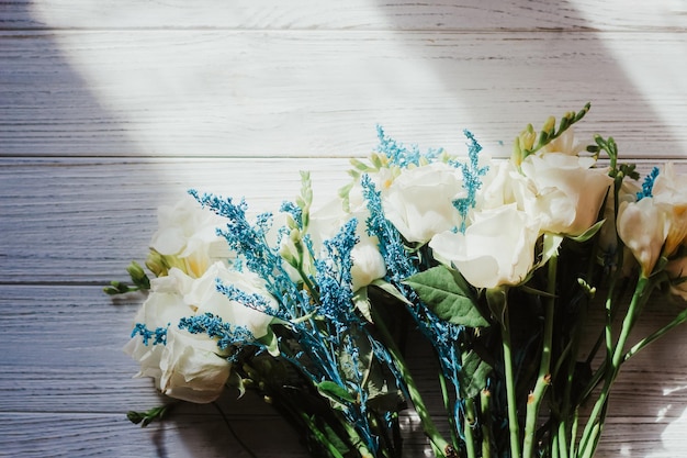 Foto hintergrund mit einem blumenstrauß auf weißen holzbrettern