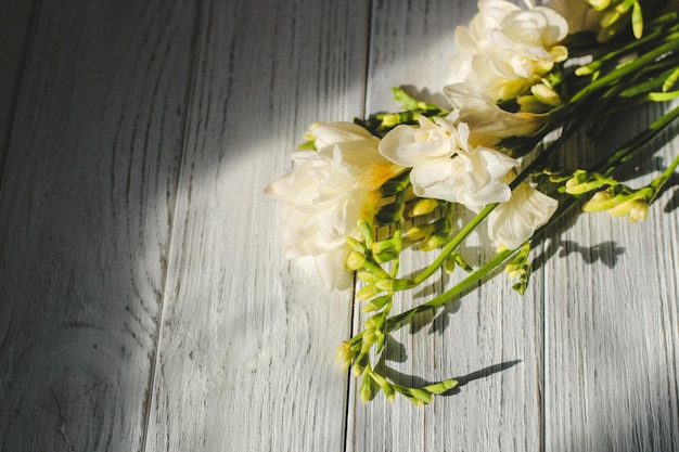 Hintergrund mit einem Blumenstrauß auf weißen Holzbrettern