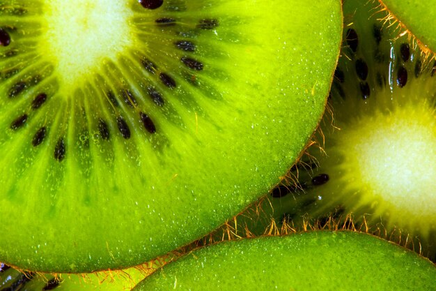 Hintergrund mit einem Haufen geschnittener Kiwis