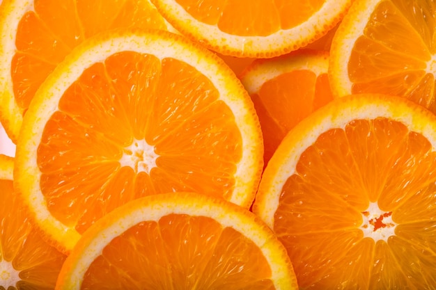 Hintergrund mit einem Haufen geschnittener Orangen