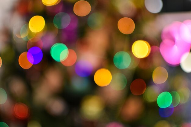 Hintergrund mit farbigem Weihnachtsbokeh. Helle leuchtende Lichter. Weihnachtszauberhintergrund mit bokeh. Silvesterparty. Flatlay, Ansicht von oben.