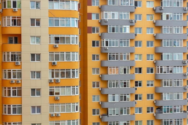 Hintergrund mit Fassade eines mehrstöckigen Wohngebäudes