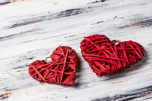 Hintergrund mit Herzen, Valentinstag. Valentinstag. Liebe. Weidenherzen. Platz für Text. Hintergrund Kopie Raum