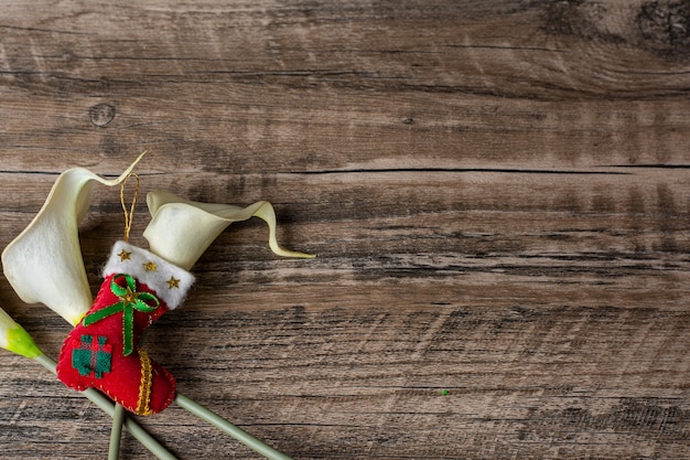 Hintergrund mit Holzstruktur und Weihnachtsschmuck