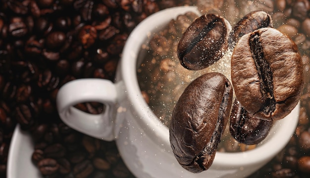 Hintergrund mit Kaffeebohnen, die auf eine Tasse Kaffee fallen