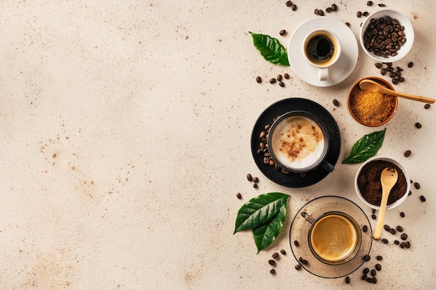 Hintergrund mit Kaffeetassen und Zutaten auf hellbeige Hintergrund Kopierraum Top-Ansicht