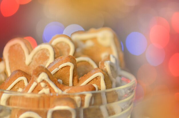 Hintergrund mit Lebkuchenplätzchen Lebkuchenplätzchen auf abstraktem, verschwommenem Bokeh-Hintergrund