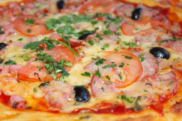 Hintergrund mit leckerer Pizza mit appetitlicher Füllung