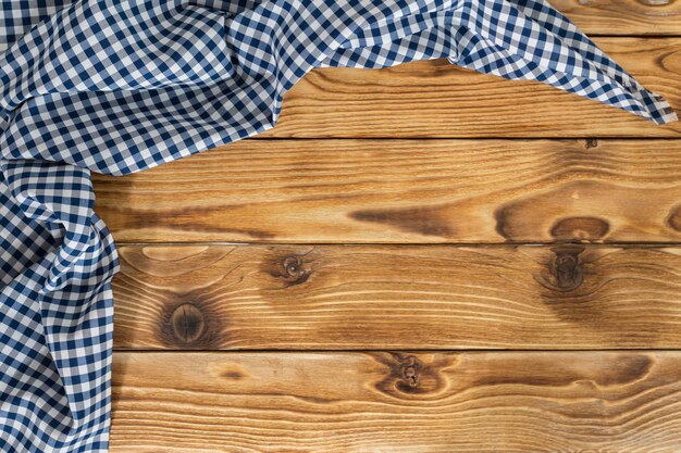Hintergrund mit leerem Holztisch mit Tischdecke