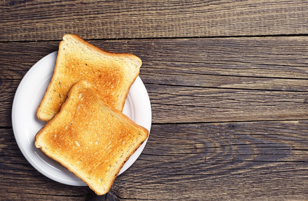 Hintergrund mit Toastbrotscheiben und altem Holztisch