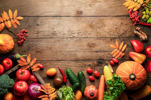 Hintergrund Obst Gemüse Herbsternte Rustikaler Holzhintergrund und Rahmen aus frischen vegetarischen Produkten für ein gesundes Thanksgiving-Essen