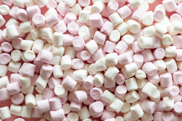 Hintergrund oder Textur von rosa und weißen Mini-Marshmallows auf rosa Hintergrund