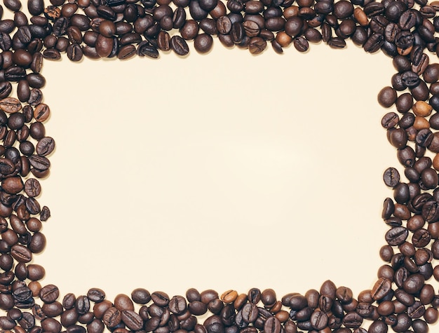 Hintergrund, Rahmen von Kaffeebohnen, Kaffee, Kopienraum, weißer beige Hintergrund